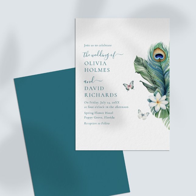 Eleganta fjärilar Påfågelsfjäder Bröllopsinbjudan Inbjudningar (Elegant Butterflies Peacock Feather Wedding Invite on a white table.)