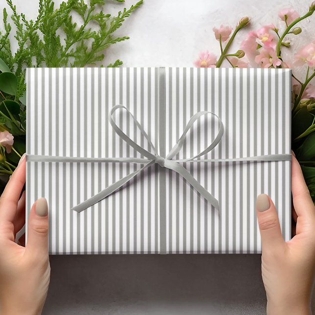 Eleganta grå och vita tunna ränder presentpapper (Elegant Striped Wrapping in Gray & White. Chic & Timeless. For All Occasions and  All Ages.)