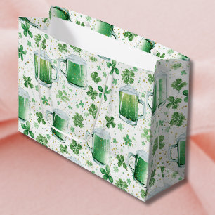 Eleganta gröna ölmuggar och Shamrocks vita