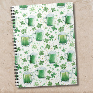 Eleganta gröna ölmuggar och Shamrocks vita Anteckningsbok