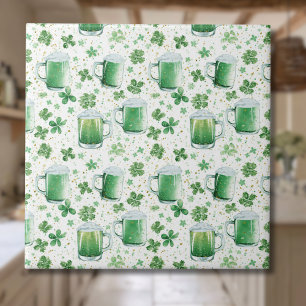 Eleganta gröna ölmuggar och Shamrocks vita Kakelplatta