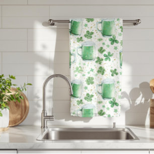 Eleganta gröna ölmuggar och Shamrocks vita Kökshandduk