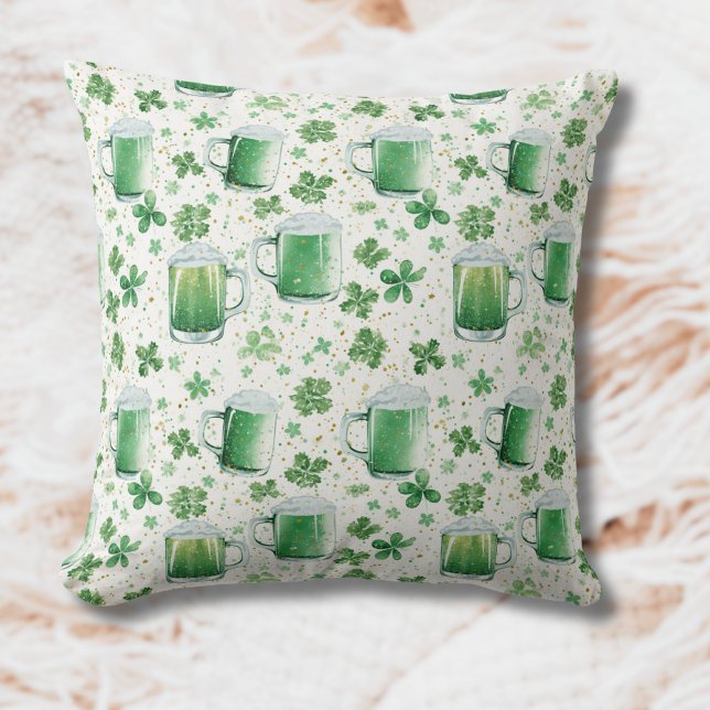 Eleganta gröna ölmuggar och Shamrocks vita Kudde (Skapare uppladdad)