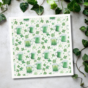 Eleganta gröna ölmuggar och Shamrocks vita Pappersservett
