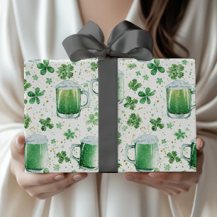 Eleganta gröna ölmuggar och Shamrocks vita Presentpapper