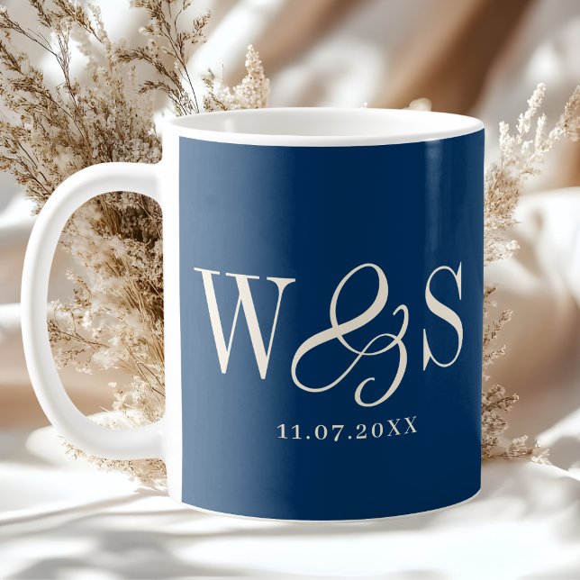 Eleganta initialer för brudpar i marinblått kaffemugg (Skapare uppladdad)