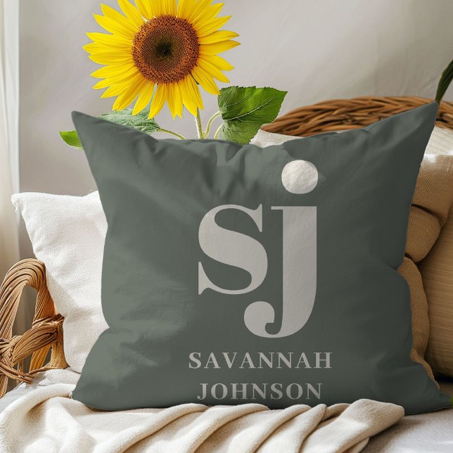 Eleganta initialer i sage-monogram  kudde (Skapare uppladdad)