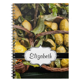 Eleganta italienska citroner i en basket anteckningsbok med spiral