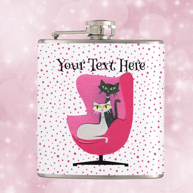 Eleganta katter i rosa mid century stol prickar fickplunta (Elegant cats in vintage pink chair with diamond collars on white with pink dots drinking flask.)