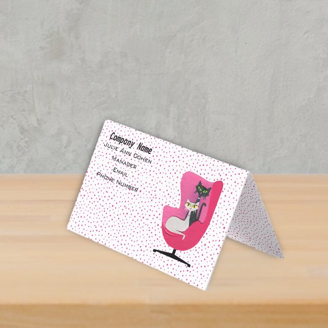 Eleganta katter Mid century Rosa stol Prickar Visitkort (Classy midcentury cats in pink chair on white with pink polkadots standing business card.)