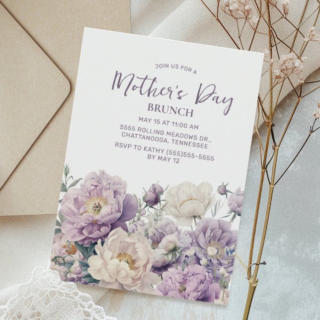 Eleganta lila blommor Morsdagsbrunch Inbjudningar (Elegant purple and cream-colored floral Mother's Day Brunch invitation)