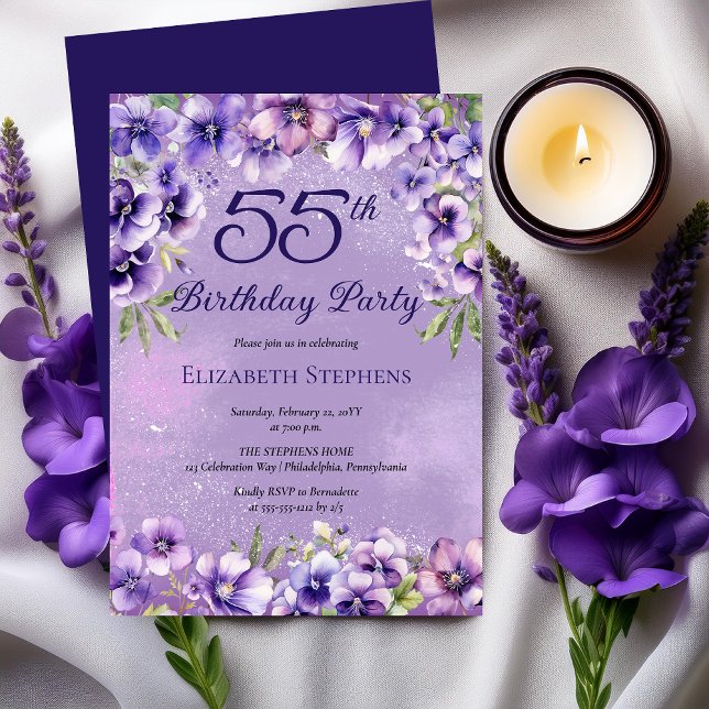Eleganta lila violer Blommig 55-årsfest  Inbjudningar (Elegant Purple Violets Floral 55th Birthday Party Invitation)