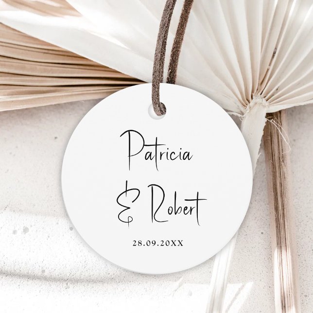 Eleganta Minimalistiska Namn Datum Svart Skrift Br Gåvor Etiketter (Minimalist black script favor tags add timeless charm while personalizing names and date.)