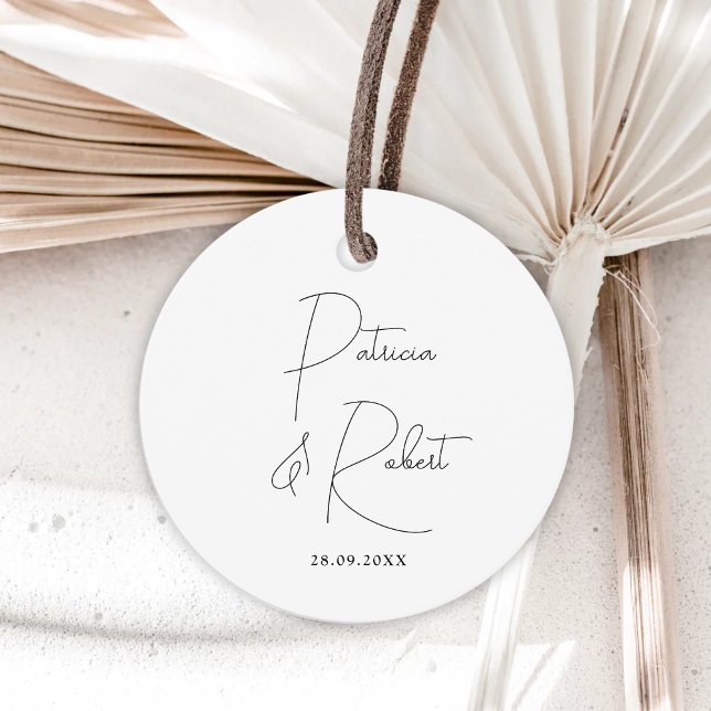 Eleganta Minimalistiska Namn Datum Svart Skrift Br Gåvor Etiketter (Minimalist black script name and date tags add timeless elegance to your wedding favors.)