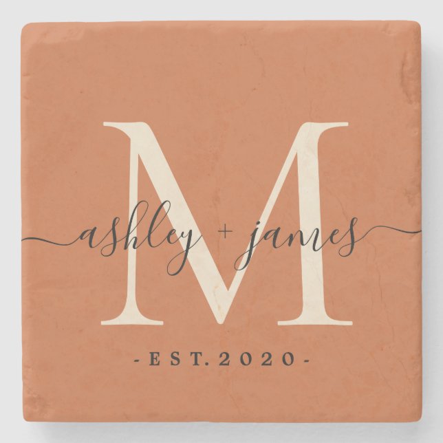Eleganta Monogram Namn Bröllopsdatum Bränt Orange Stenunderlägg (Framsidan)