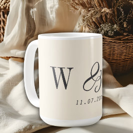 Eleganta naturliga kräm initial bröllop par kaffemugg