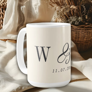 Eleganta naturliga kräm initial bröllop par kaffemugg