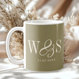 Eleganta olivgröna initial bröllop par kaffemugg