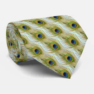 Eleganta påfågelsfjädrar på ljusblå slips