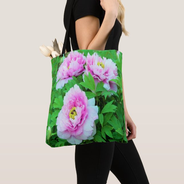Eleganta rosa trädpionblommor med gul center tygkasse (Närbild)