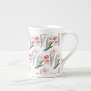 Eleganta rosablommiga tulpaner salvia gröna blad v benporslin mugg