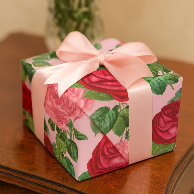 Eleganta rosor vintage blom-  presentpapper (vintage pink and red roses on pastel pink background . Beautiful wrapping paper..)