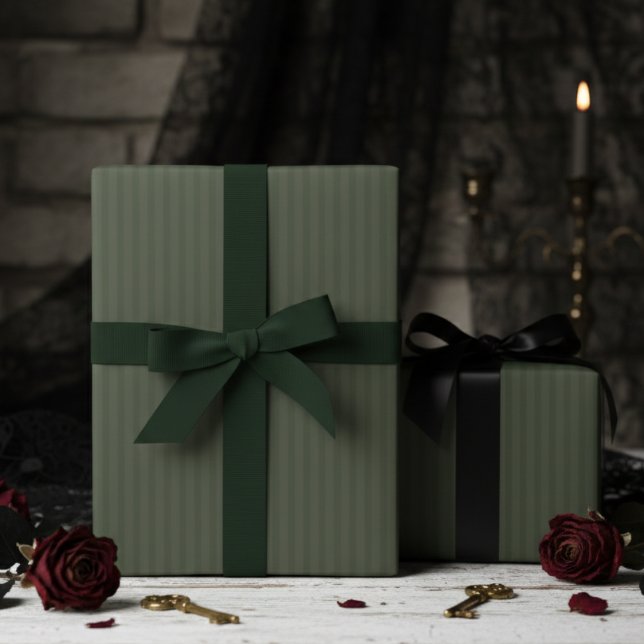 Eleganta skogsgröna randmönster presentpapper (Simple Elegant Forest Green Wrapping Paper for Gothic Wedding or Birthday for Him. Green Pinstripes)