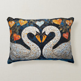Eleganta svanar vid utsmyckade blommönster prydnadskudde