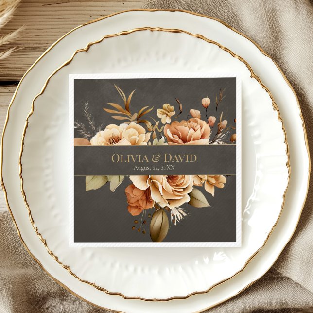Eleganta taupeblommiga bröllopsservetter pappersservett (Elegant Taupe Floral Wedding Napkins on a wedding table with gold and white porcelain plate)