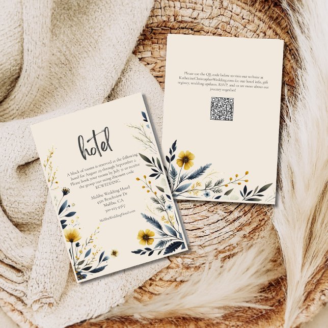 Eleganta Vattenfärgade Vilda Blommor Bröllop Hotel Tilläggskort (Elegant Wildflowers Wedding Hotel Enclosure Card with Blue Yellow Watercolor Flowers, QR Code.)