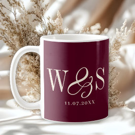 Eleganta vinröda initiala brudpar kaffemugg
