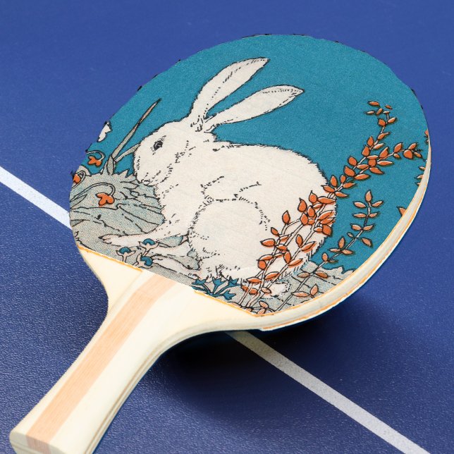 Eleganta vintagevita kaninblommor pingisracket (Whte elegant rabbit sitting on ground in white orange flowers on blue ping pong paddle.)