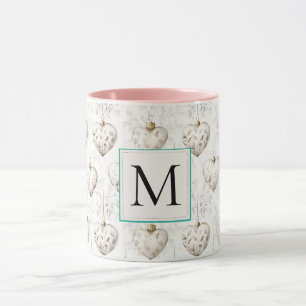 Eleganta vita hjärtrydnader med monogram mugg