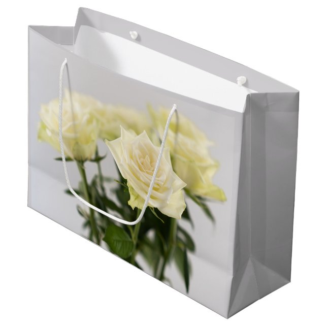 Eleganta vita rosenblommor fotografi på grå (Framsidan Vinklad)