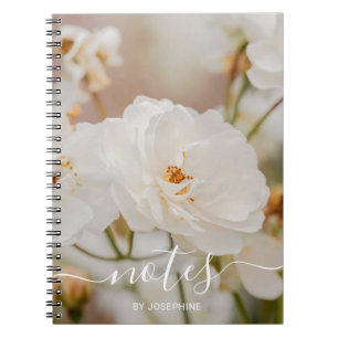 Eleganta vita rosor blomma foto med anpassat namn anteckningsbok