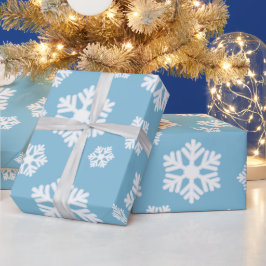 Eleganta vita snöflingor Nordiska mönster på isblå Presentpapper