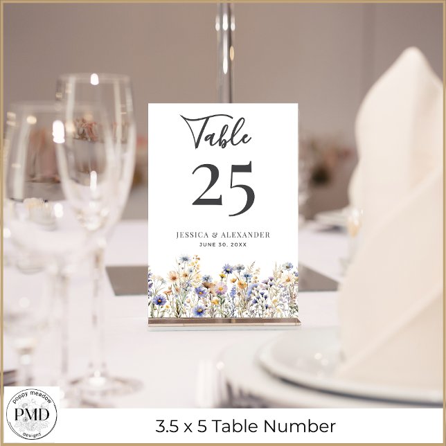 Eleganten Bröllop i Dusty Blue Wildblommor Bordsnummer (Dusty Blue Wildflowers Elegant Script Wedding Table Number with Couple Names, Wedding Date.)