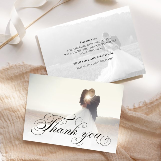 Eleganten Bröllop Photo Calligraphy Script Tack Kort (Elegant calligraphy script wedding thank you card with a 2-photo template. )