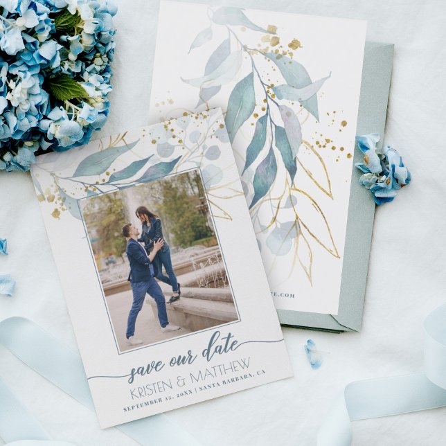 Eleganten Dusty Blue Blommigt Foto Bröllop Spara Datumet (Dusty blue greenery save the date with an engagement photo and gold accents.)