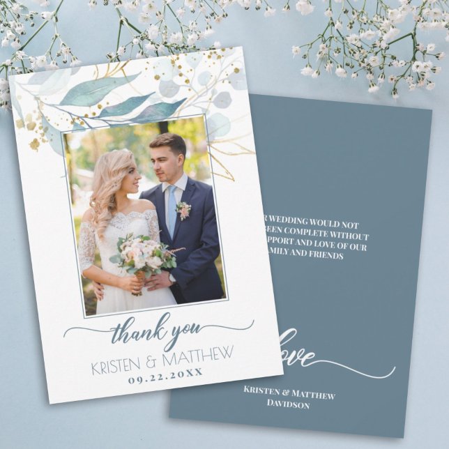 Eleganten Dusty Blue Blommigt Foto Bröllop Tack Kort (Dusty blue greenery photo wedding thank you card with gold accents for a beautiful boho design.)