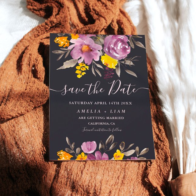Eleganten faller vintertid lila blommigt spara dat datumet (Elegant fall winter purple floral save the date on dark off black)