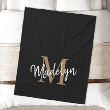 Eleganten Feminine Chic med svart monogram Guld