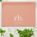 Eleganten Femininminimalistisk monogram koral Pers Kökshandduk<br><div class="desc">Ett minimalistiskt monogram med stor typografi initialer i ett klassiskt typsnitt med ditt namn nedan på en feminin korallpersikobakgrund. Den perfekta anpassningsbarna eller tillbehöret!</div>