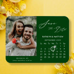 Eleganten Foto Spara datum i Modern Grönt Magnet<br><div class="desc">Modern Grönt-bakgrundsskript Elegant "Save the Date" Magnet med Anpassningsbar Calendar med ett vackert foto. Låt er familj, vänner och kolleger veta att ni har fastställt ett datum för ert bröllop firande med denna elegant magnet. Om du vill flytta markören Ring > klicka på blått "Anpassa" > rulla nedåt > klicka...</div>