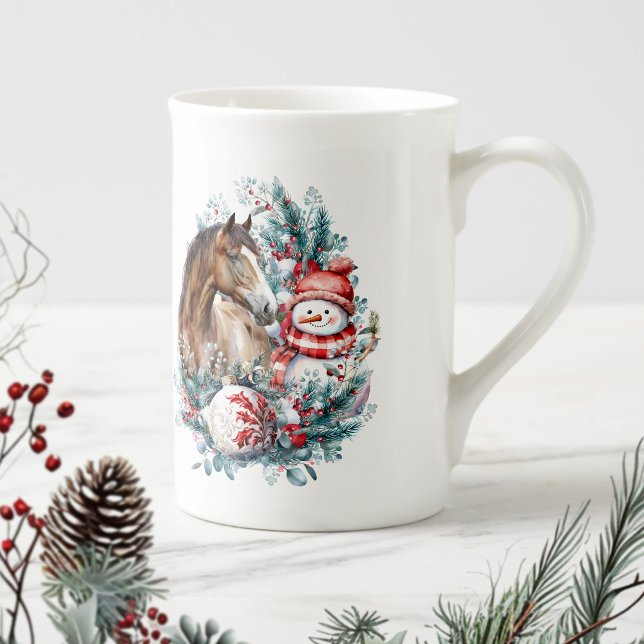 Eleganten Horse snögubbe, julvattenfärg Benporslin Mugg (Horse and snowman Christmas mug)