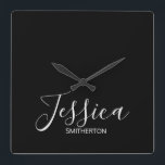 Eleganten Modern Black White Fullt minimal  Fyrkantig Klocka<br><div class="desc">Modern,  minimalistisk och elegant anpassningsbar väggklocka med ditt första och sista namn i vitt skript på svart bakgrund. Den här klockan gör att perfekten läggs till i din kontorsindikator.</div>