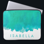 Eleganten Modern Blue Grönt Teal Watercolor Namn Laptop Fodral<br><div class="desc">Skydda din bärbara dator i stil med den här chicen moderna sleeven. I designen finns en vattenfärgsbakgrund för tealfärgerna i söt blå grönt och ditt namn eller annan anpassad text i ett enkelt teckensnitt med turkostyp. Den här eleganten och trendiget fodral ger henne en snyggt.</div>