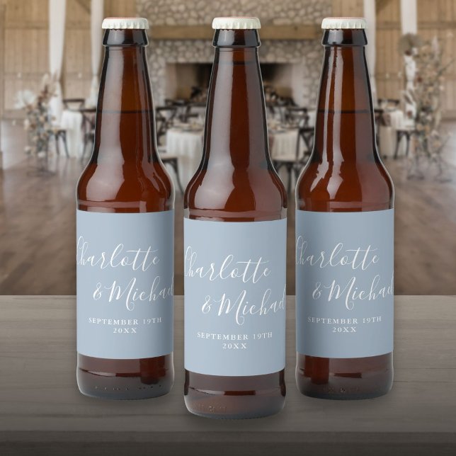 Eleganten Namnteckning skript Dusty Blue Bröllop Ölflaska Etikett (Elegant Signature Script Dusty Blue Wedding Beer Bottle Label)