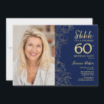 Eleganten Navy Guld Surprise Photo 60 Birthday Inbjudningar<br><div class="desc">Blommigt och guld överraskar 60 födelsedagsfest inbjudan med ditt foto på kortets framsida. Elegantens moderna utformning med botaniska konturaccenter för teckning och typsnitt för typgrafiska skript. Enkel inbjudan-kortsperfekt för trendig för en snyggt kvinna på dagen firande. Kan anpassas till vilken ålder som helst. Skrivna Zazzle-inbjudningar eller digital utskrivbar mall för...</div>