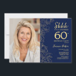 Eleganten Navy Guld Surprise Photo 60 Birthday Inbjudningar<br><div class="desc">Blommigt och guld överraskar 60 födelsedagsfest inbjudan med ditt foto på kortets framsida. Elegantens moderna utformning med botaniska konturaccenter för teckning och typsnitt för typgrafiska skript. Enkel inbjudan-kortsperfekt för trendig för en snyggt kvinna på dagen firande. Kan anpassas till vilken ålder som helst. Skrivna Zazzle-inbjudningar eller digital utskrivbar mall för...</div>